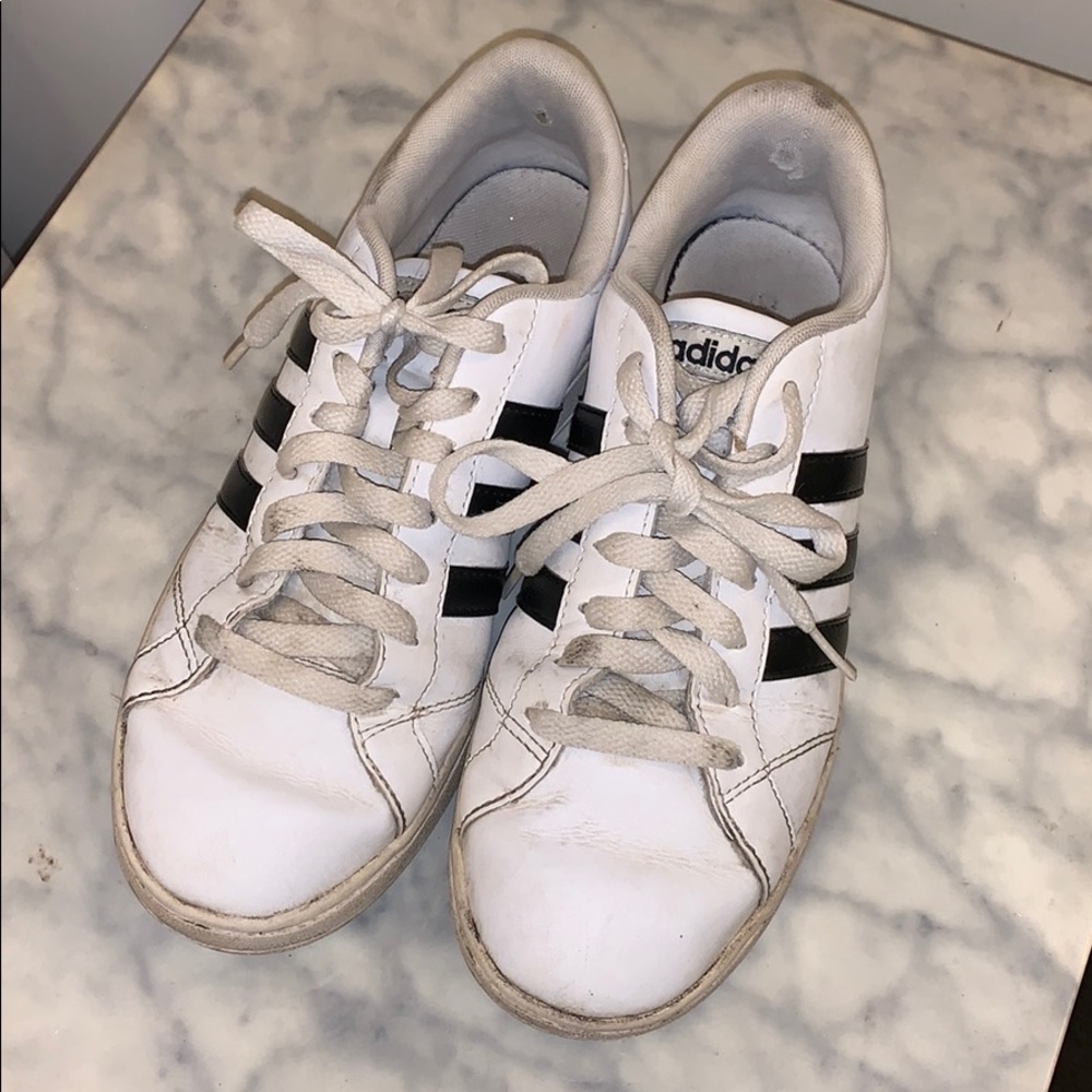 Adidas Neo well loved tennis shoes